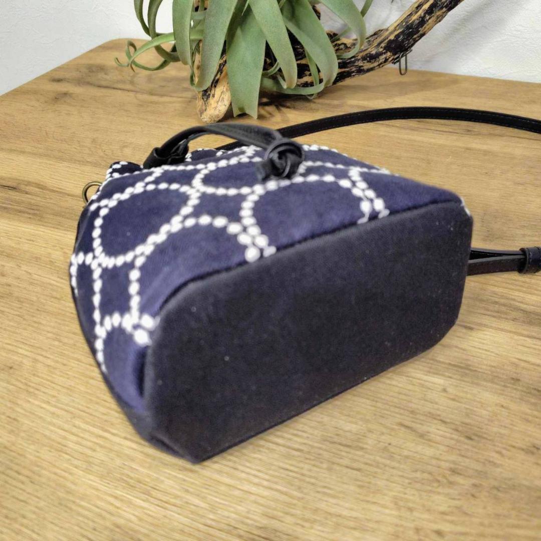 ミナペルホネン/tambourineタンバリンネイビー×白/巾着型ポシェットショ