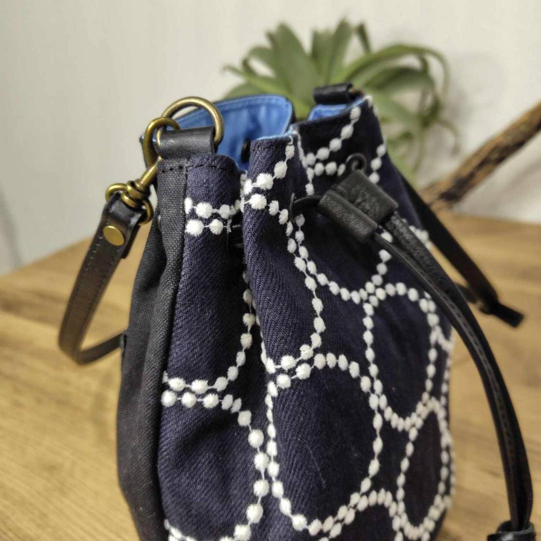 ミナペルホネン/tambourineタンバリンネイビー×白/巾着型ポシェットショ