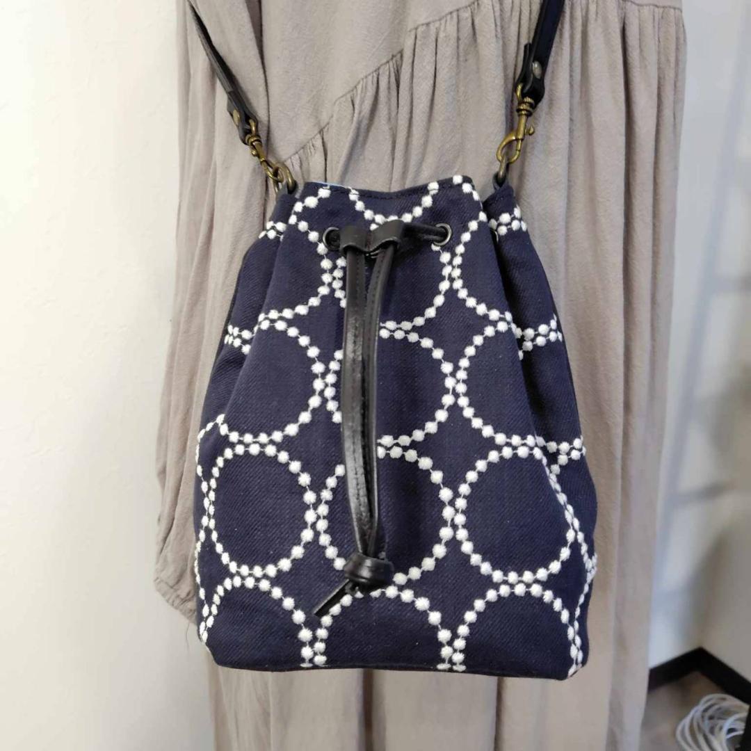 ミナペルホネン/tambourineタンバリンネイビー×白/巾着型ポシェットショ