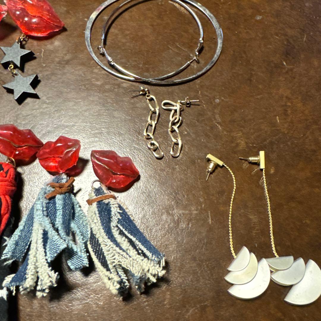 多様なデザインのピアス10点セット