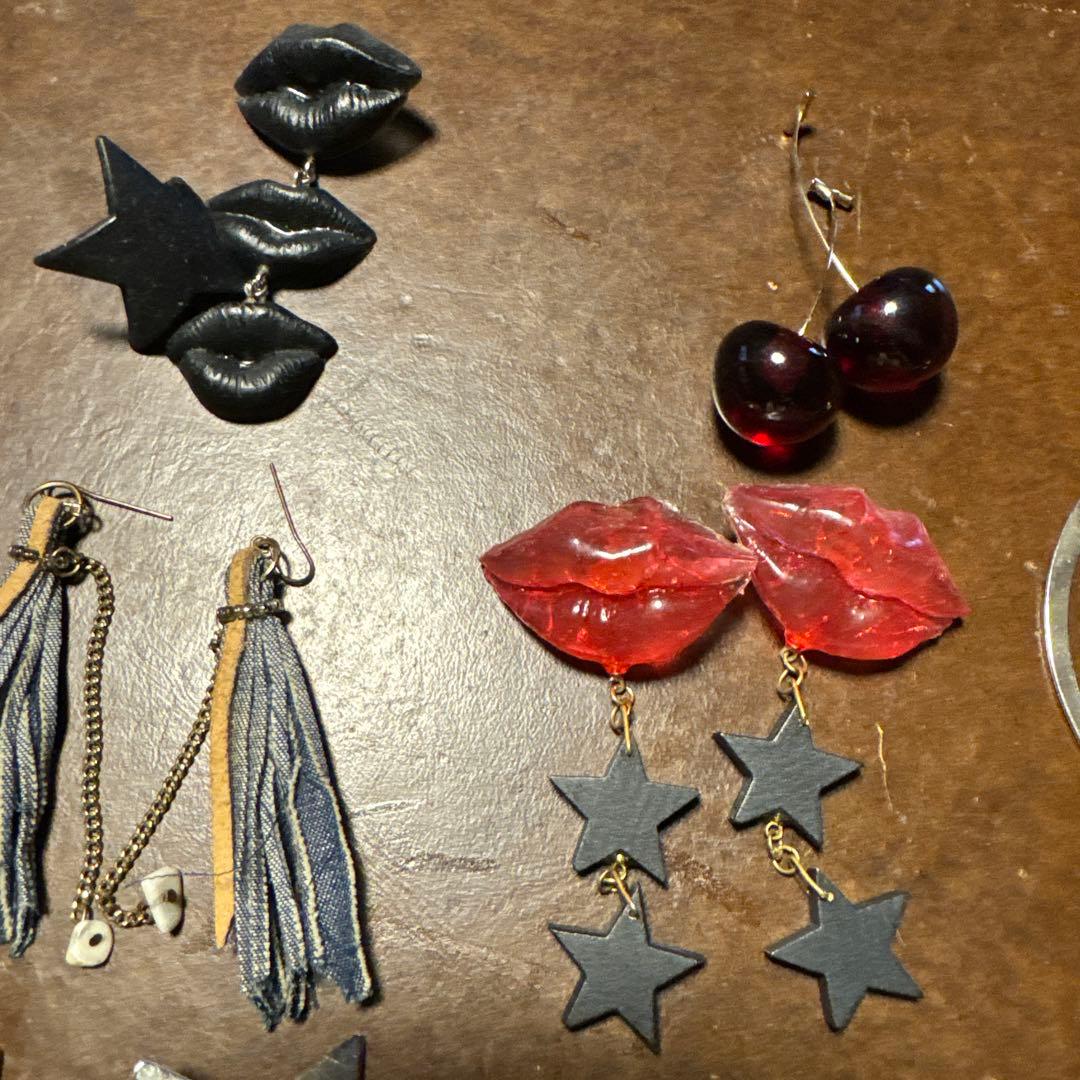 多様なデザインのピアス10点セット