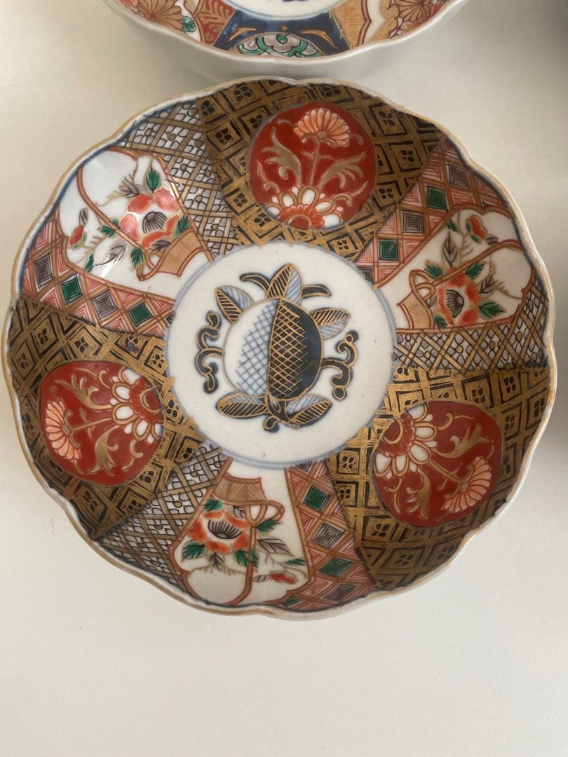 伝統的な和風模様の皿2枚セット