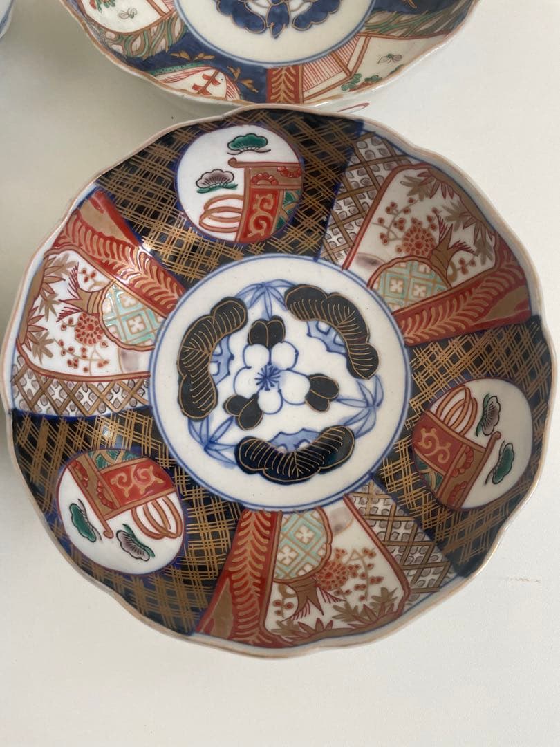 伝統的な和風模様の皿2枚セット