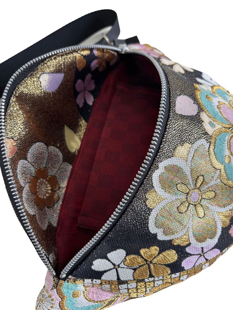 帯リメイク ボディバッグ　黒地に映える桜の豪華刺繍　一点物