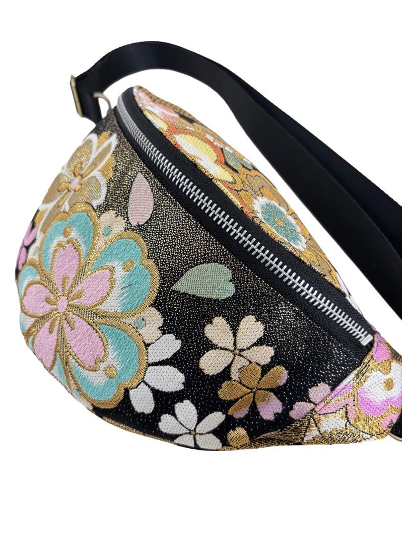 帯リメイク ボディバッグ　黒地に映える桜の豪華刺繍　一点物