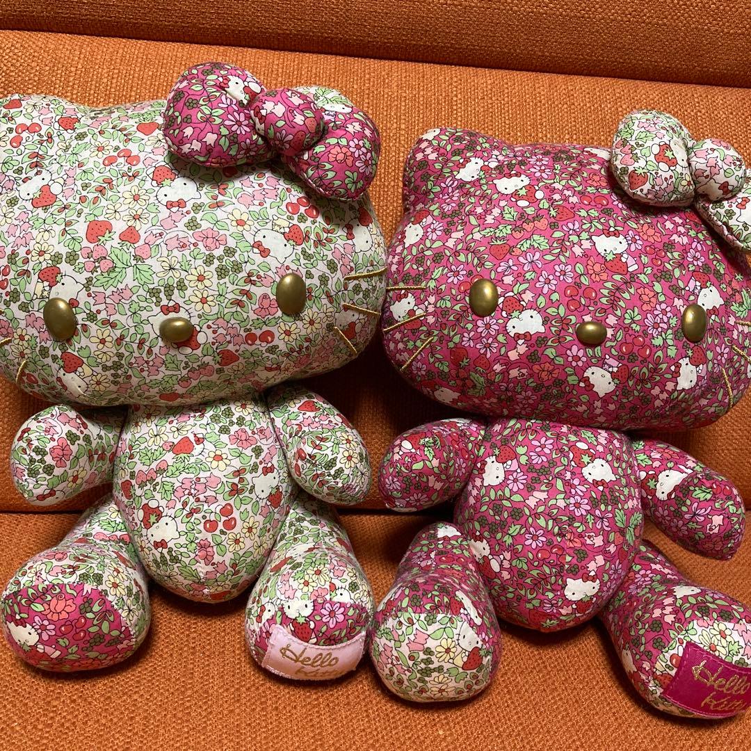 ハローキティ　ぬいぐるみ　ペア（赤と 白）