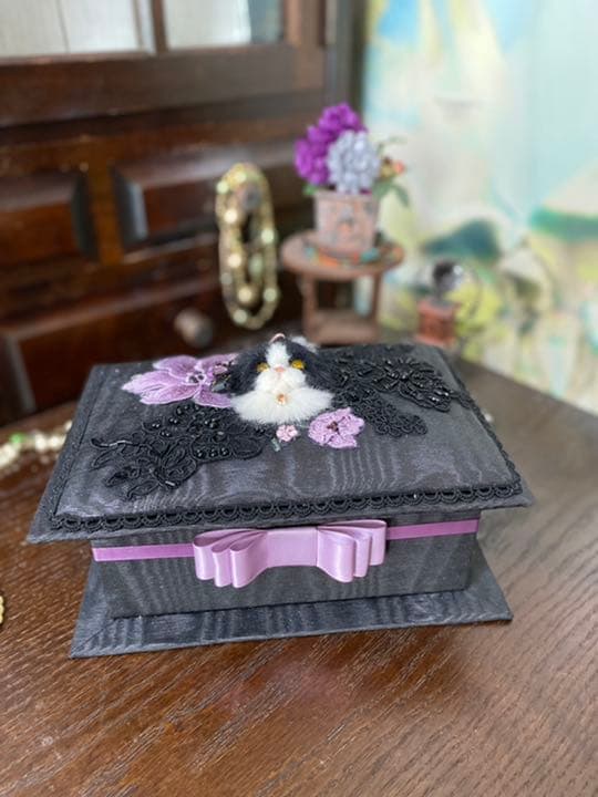 羊毛フェルト　オシャレ猫のカルトナージュbox 白黒ハチワレ