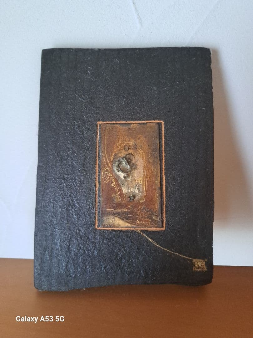 木製に顔の彫刻付きアート作品