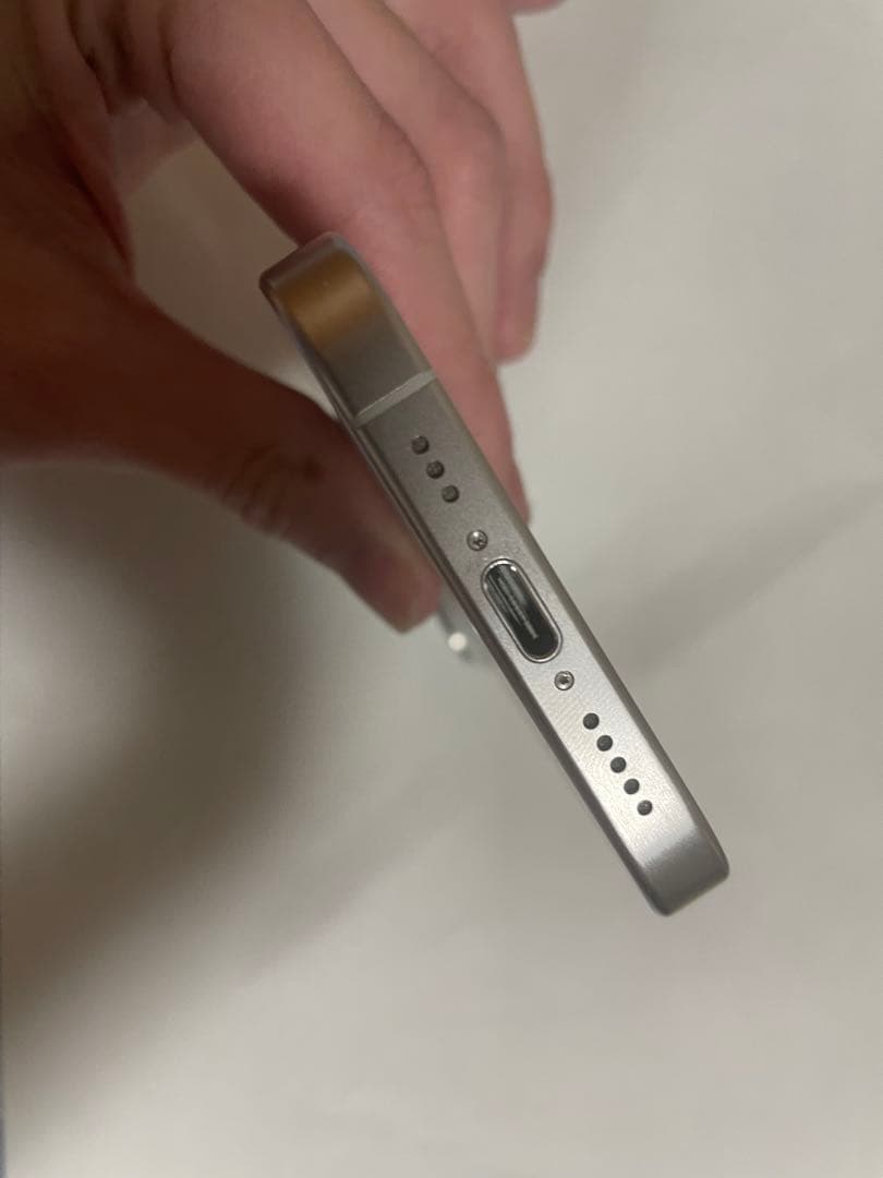 iPhone 15 pro 128GB ホワイトチタニウム　バッテリー最大91%