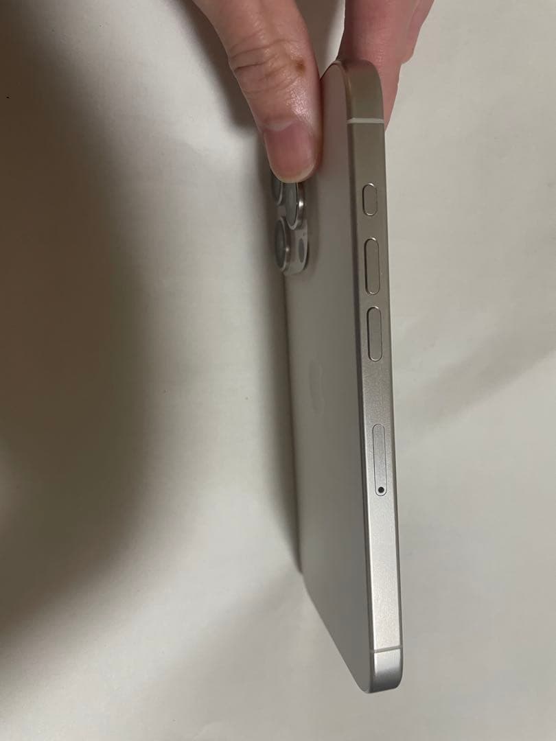 iPhone 15 pro 128GB ホワイトチタニウム　バッテリー最大91%