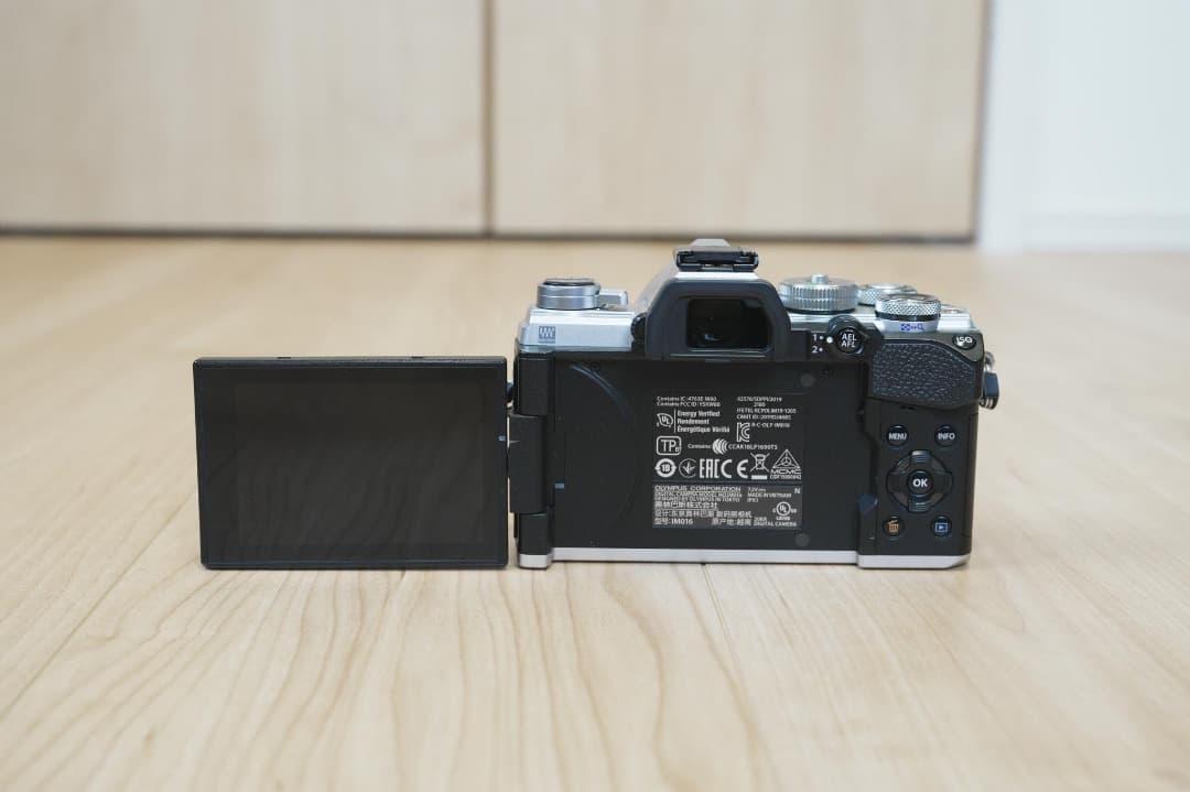 OLYMPUS OM-D E-M5 Mark III 本体ボディ バッテリー3個