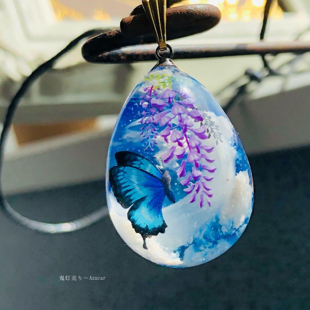 タンザナイト色の夜空に藤の花とブルーモルフォ蝶 雲レジン　オルゴナイトネックレス