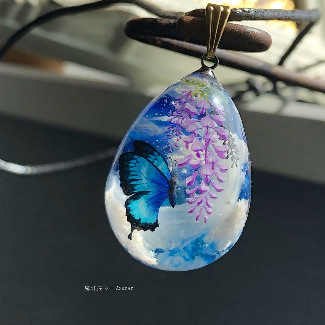 タンザナイト色の夜空に藤の花とブルーモルフォ蝶 雲レジン　オルゴナイトネックレス