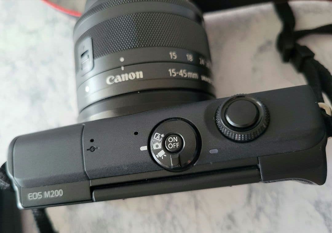 EOS M200ミラーレス一眼カメラ