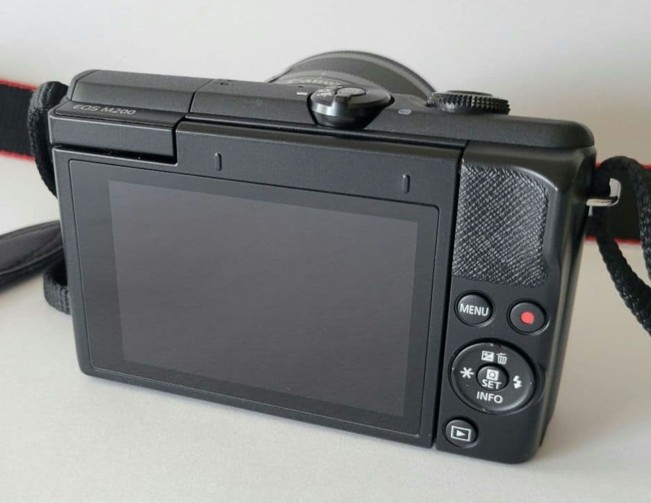 EOS M200ミラーレス一眼カメラ