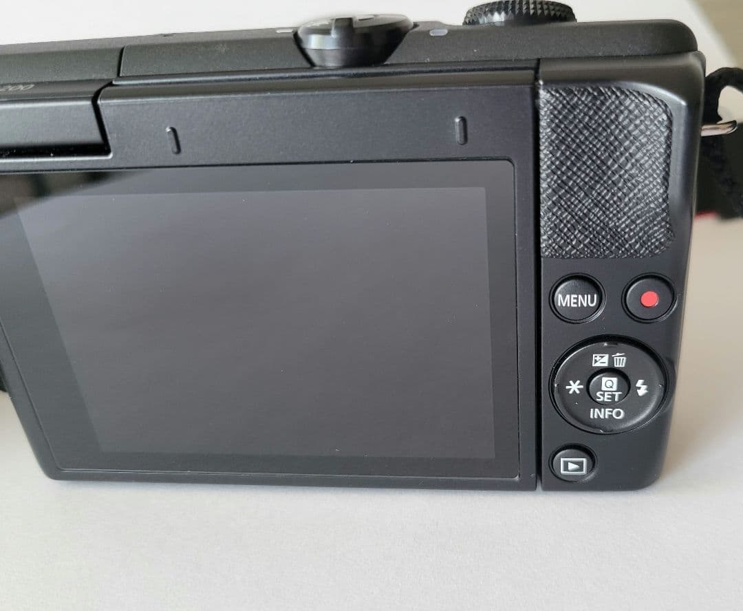 EOS M200ミラーレス一眼カメラ