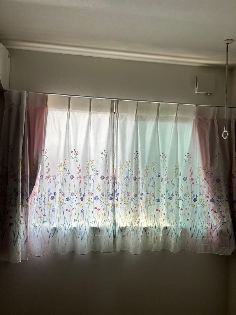 赤 遮光カーテンと花柄刺繍オーダーカーテン 2点セット