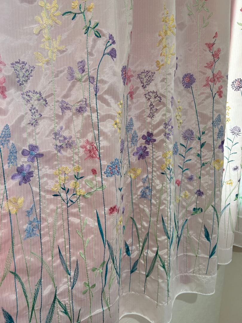 赤 遮光カーテンと花柄刺繍オーダーカーテン 2点セット