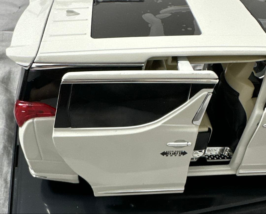 トヨタアルファードモデリスタ1/18 White