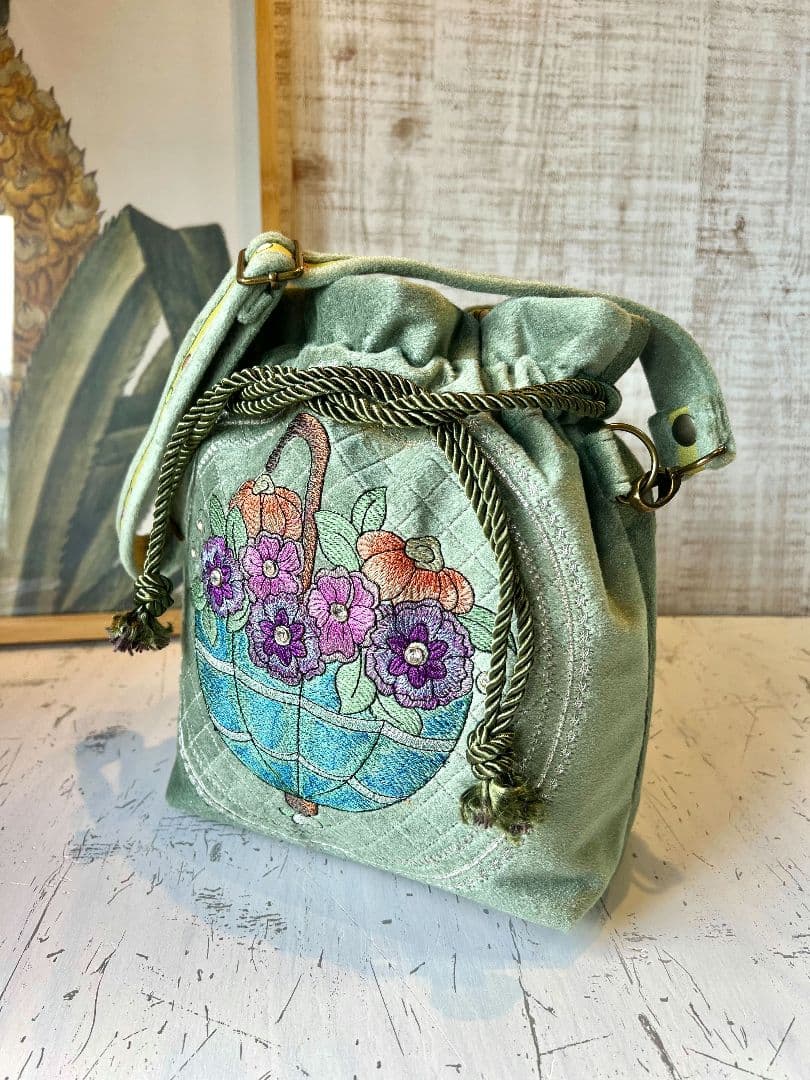 ライトグリーンベロア♡アンブレラ刺繍のヨーロピアンなワンハンドル巾着バッグ♡