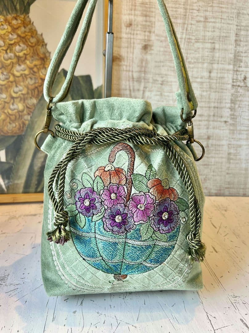 ライトグリーンベロア♡アンブレラ刺繍のヨーロピアンなワンハンドル巾着バッグ♡