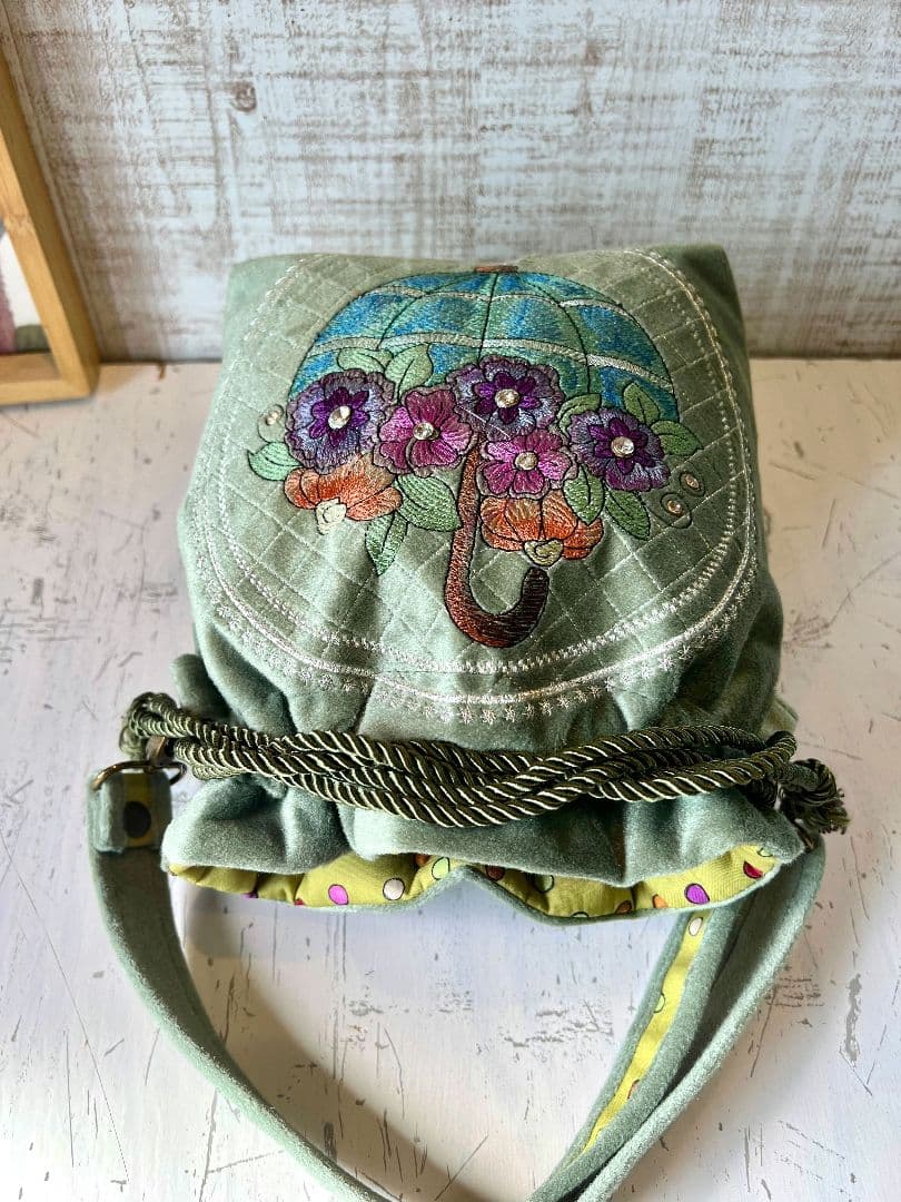 ライトグリーンベロア♡アンブレラ刺繍のヨーロピアンなワンハンドル巾着バッグ♡