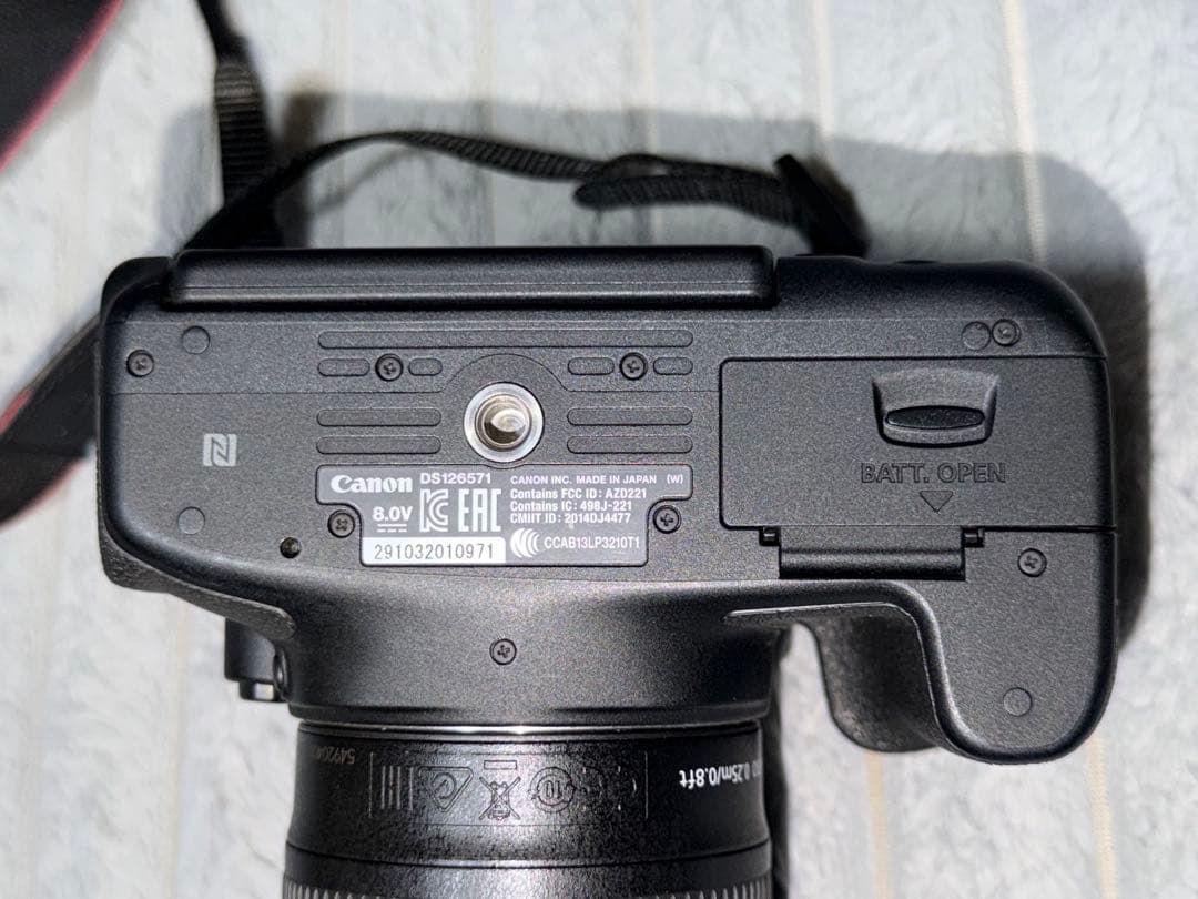 Canon EOS Kiss X8i デジタル一眼レフカメラ 三脚付き