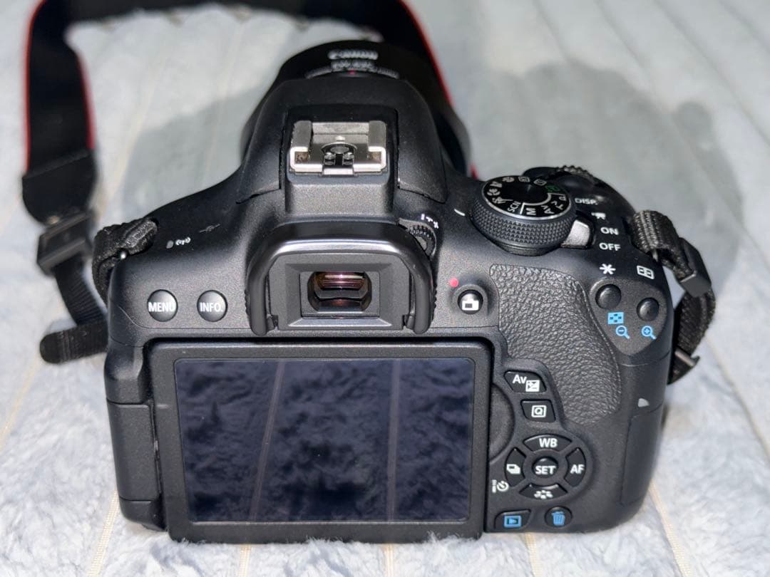 Canon EOS Kiss X8i デジタル一眼レフカメラ 三脚付き