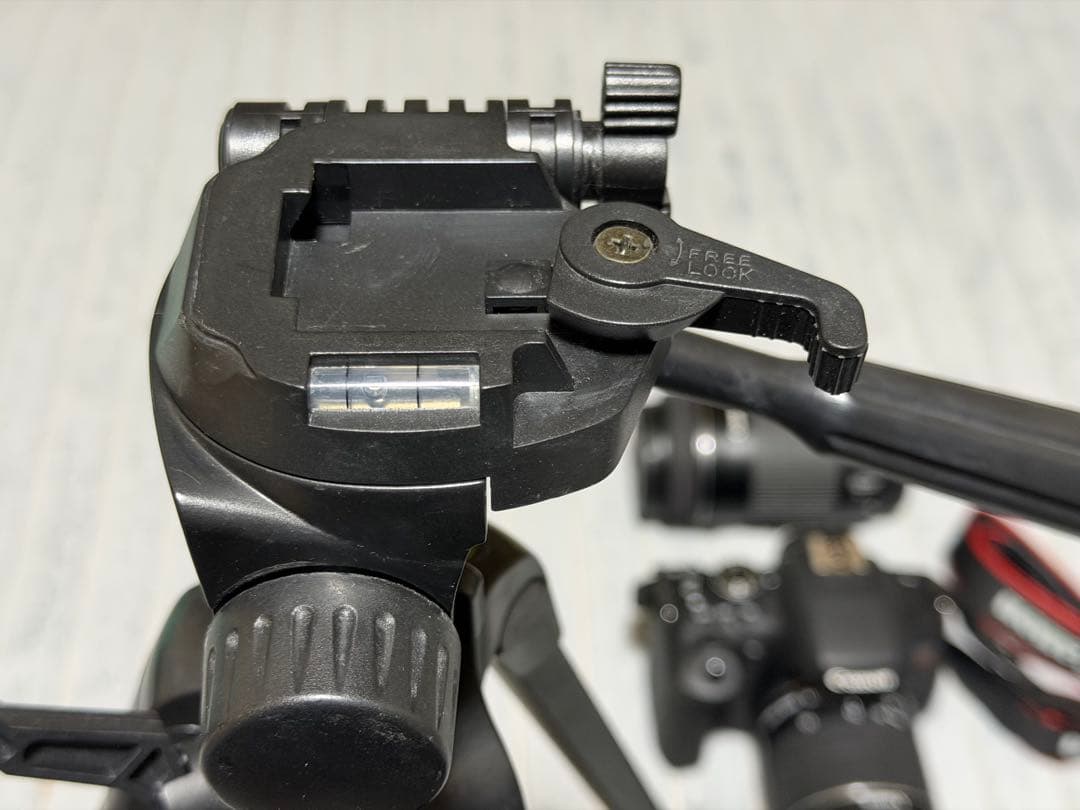 Canon EOS Kiss X8i デジタル一眼レフカメラ 三脚付き