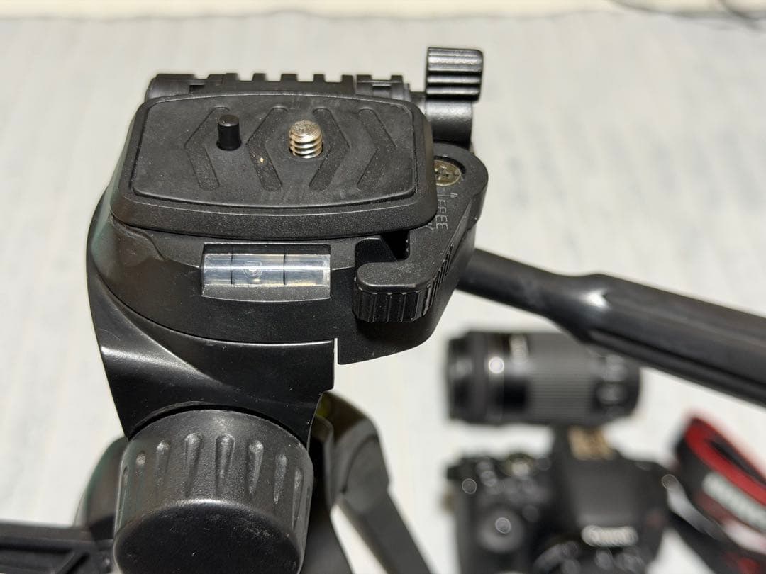 Canon EOS Kiss X8i デジタル一眼レフカメラ 三脚付き