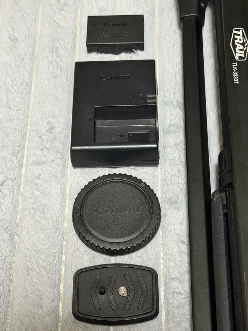 Canon EOS Kiss X8i デジタル一眼レフカメラ 三脚付き