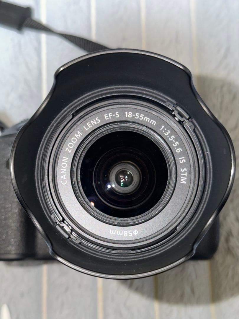 Canon EOS Kiss X8i デジタル一眼レフカメラ 三脚付き