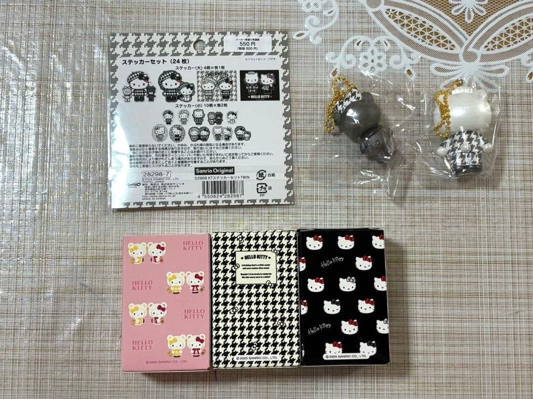 ハローキティ 　モノクロガーリーふたごコーデ　マスコット＆ステッカーセット千鳥柄
