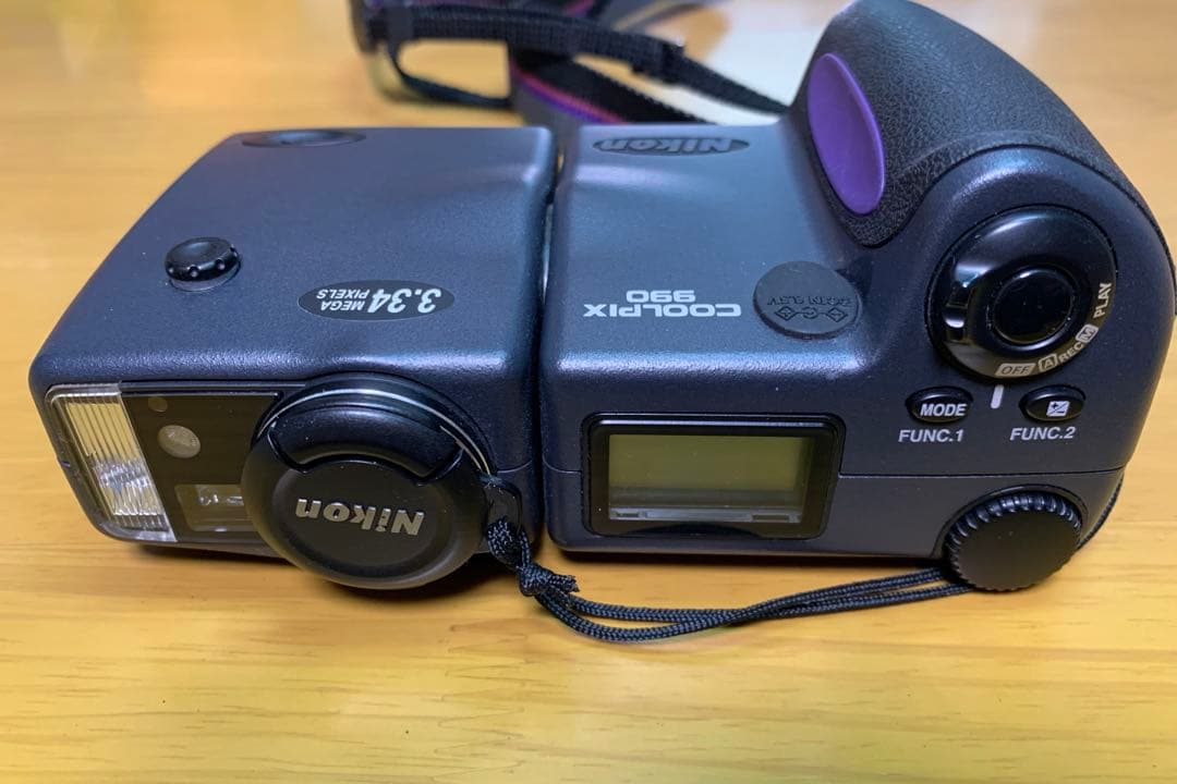 Nikon COOLPIX 990 本体と付属品