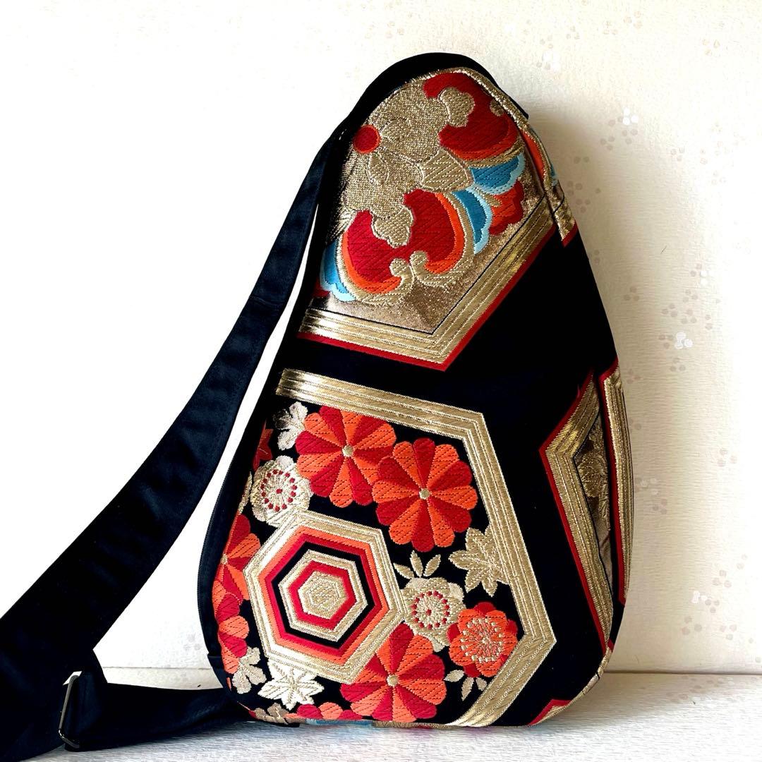 帯リメイク＊ボディバック•ビーンズ型＊黒地に金糸　亀甲に菊・紅葉柄　袋帯