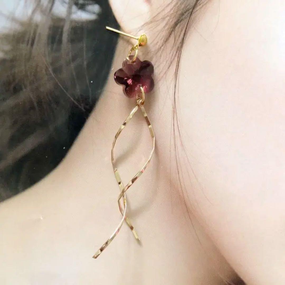 高品質♡秋色パープルワインカラーのガラスフラワーと華奢螺旋ピアス／イヤリング