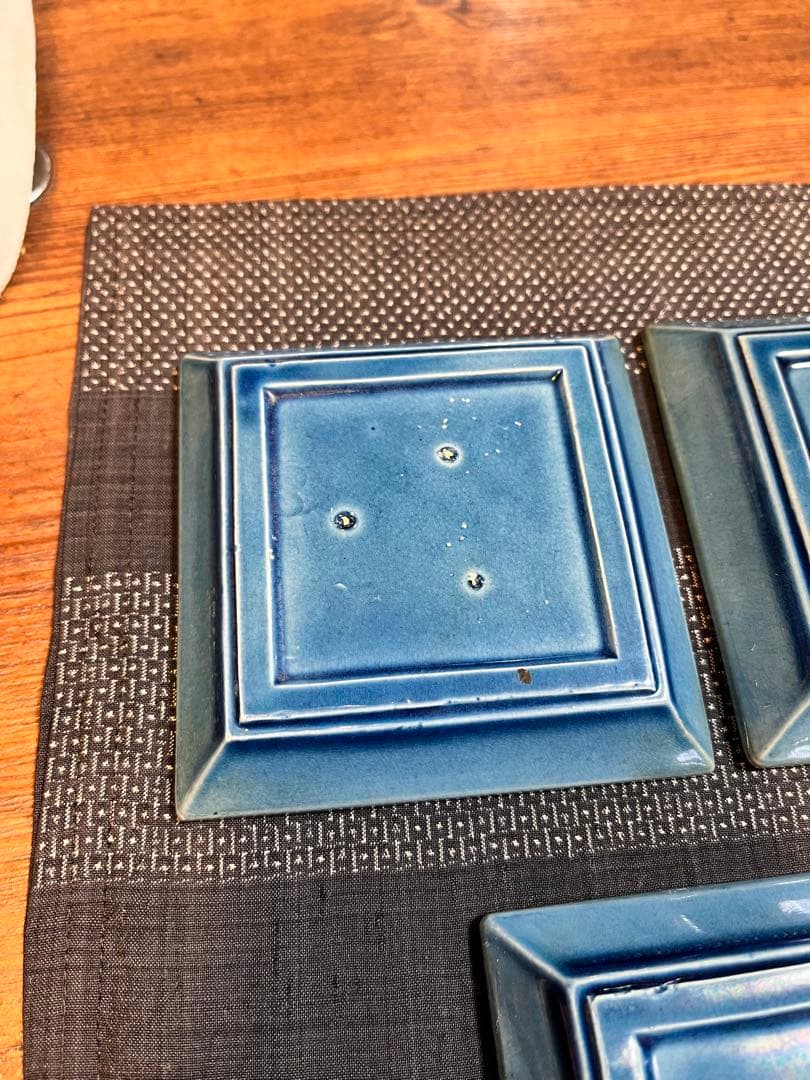 珉平焼 瑠璃釉 小皿 角皿 青 網代文に蔦 豆皿 淡路焼・アンティーク・美術品