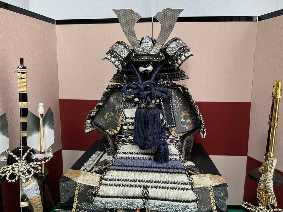 紫白糸縅黒銀小札之大鎧　草木染四曲屏風