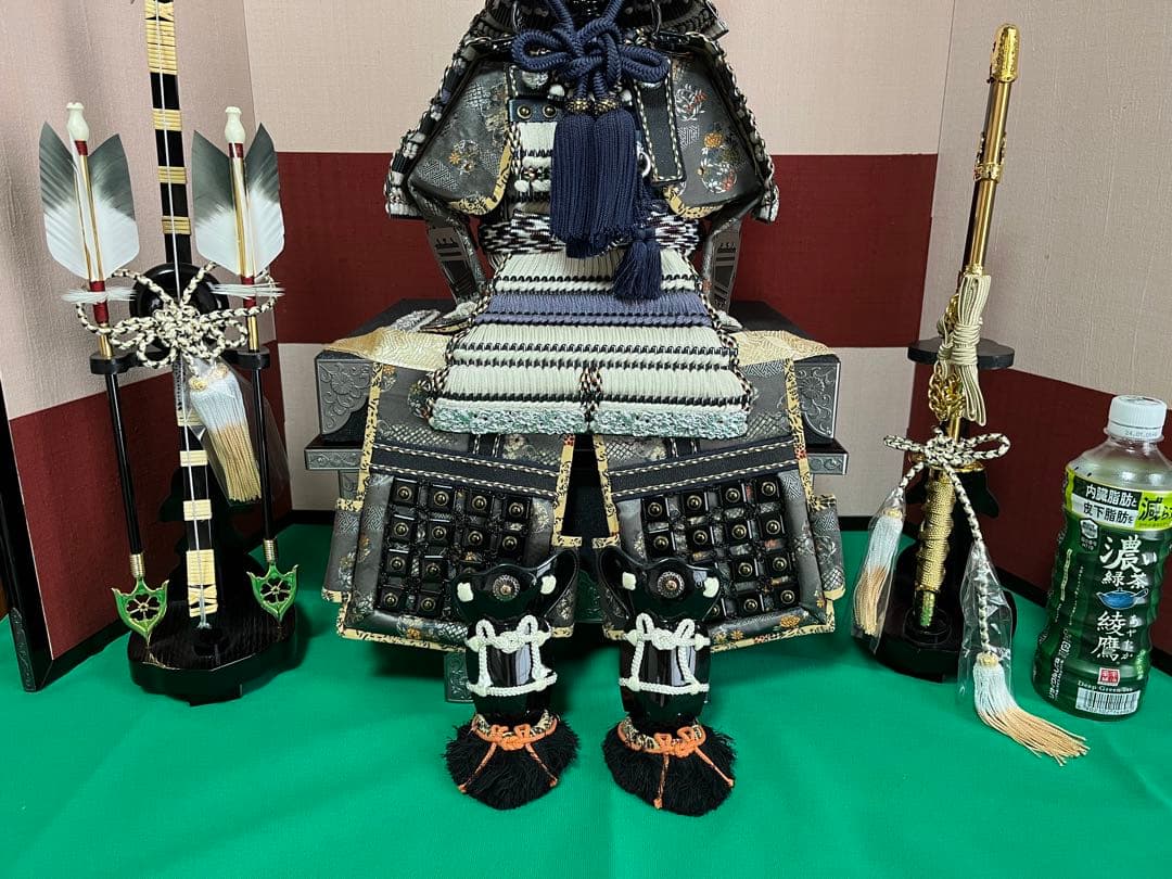 紫白糸縅黒銀小札之大鎧　草木染四曲屏風