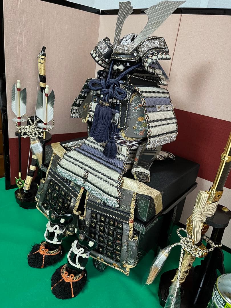 紫白糸縅黒銀小札之大鎧　草木染四曲屏風