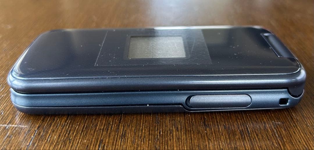 ドコモdocomo らくらくホン　F-01M ネイビー