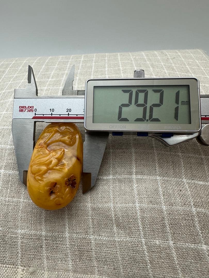 ☆天然☆ バルト海産　天然アンバー 琥珀 蜜蝋ネックレス ペンダント精巧な彫刻