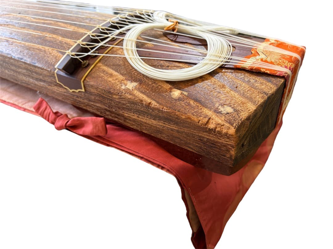 琴　お琴　箏　すだれ彫り　和楽器　13弦　花柄装飾　半上角　柱つき