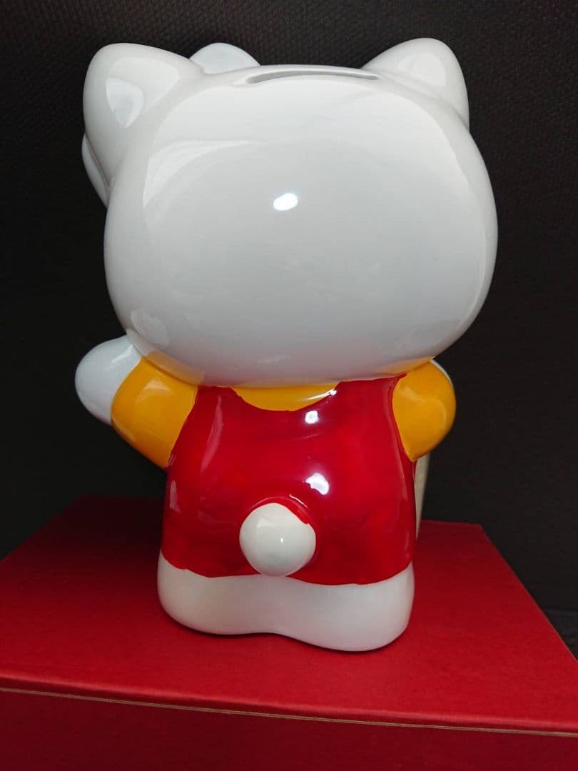 サンリオ　ハローキティ　陶器製　貯金箱