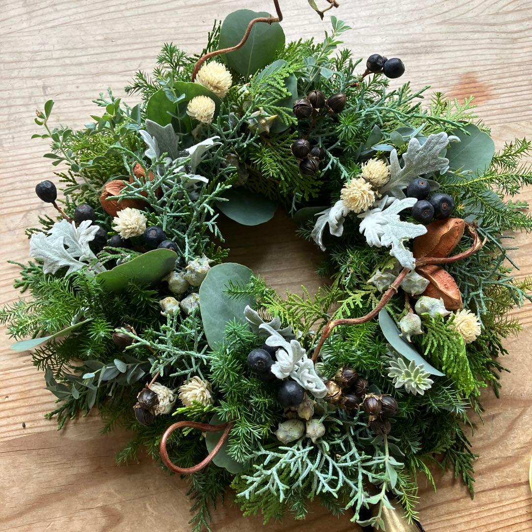 グリーンホワイトのクリスマスリース　シャリンバイ　ブルーアイス