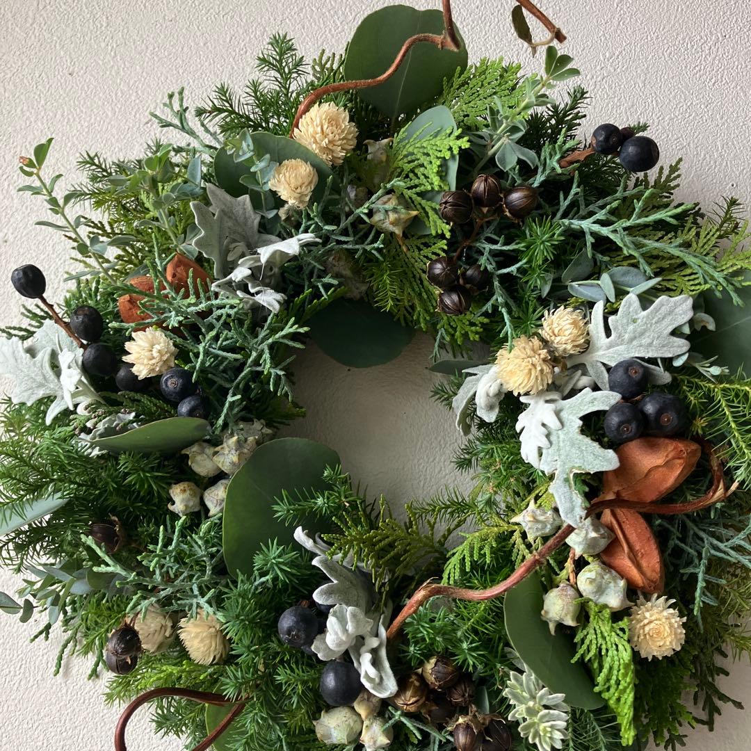 グリーンホワイトのクリスマスリース　シャリンバイ　ブルーアイス