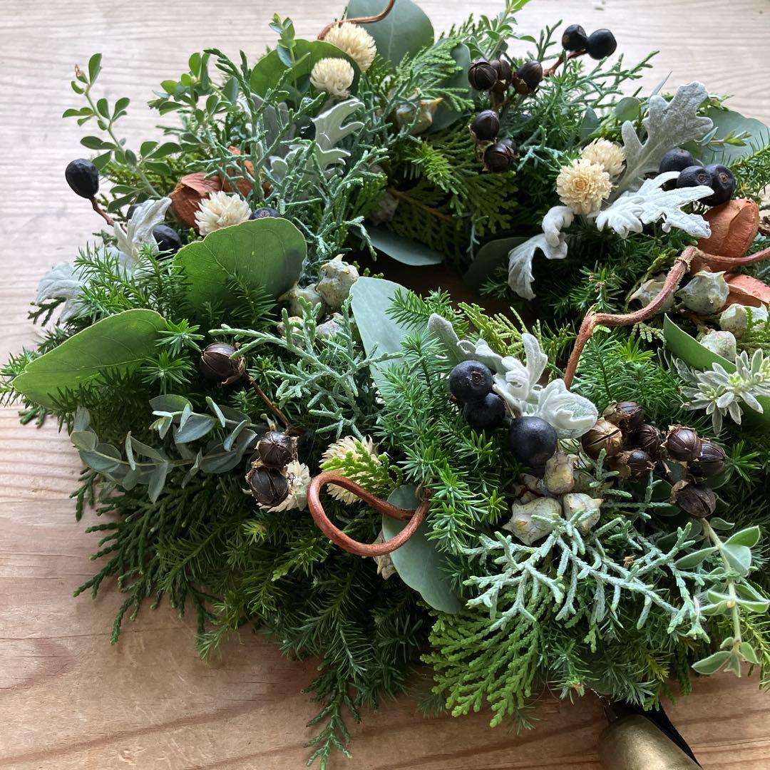 グリーンホワイトのクリスマスリース　シャリンバイ　ブルーアイス