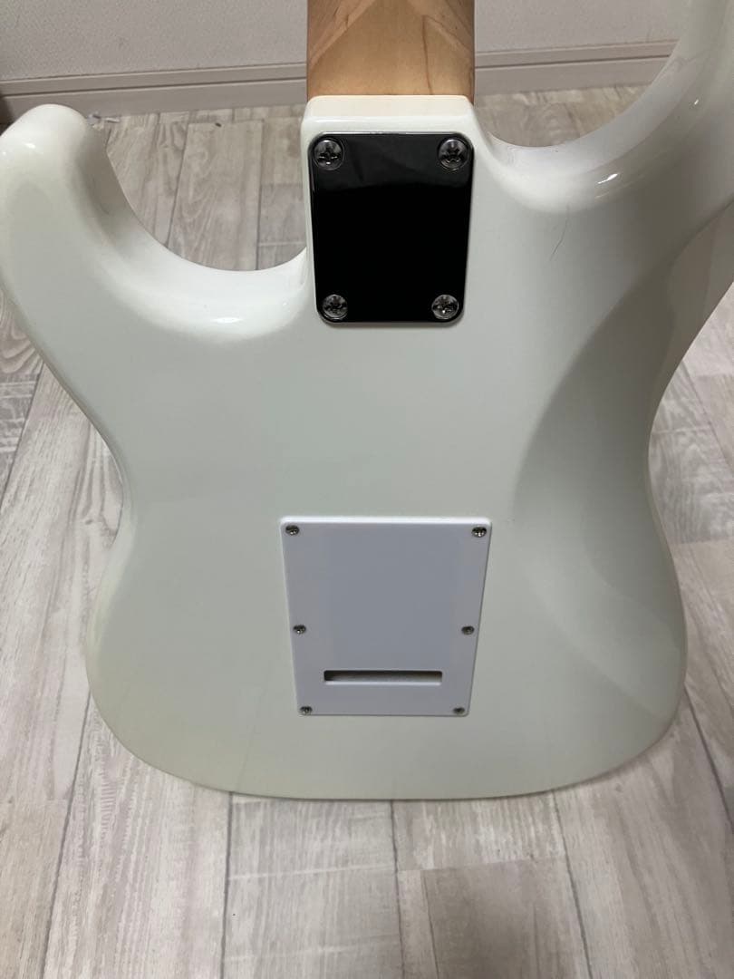 Legend レジェンド　ホワイト　エレキギター ストラトタイプ