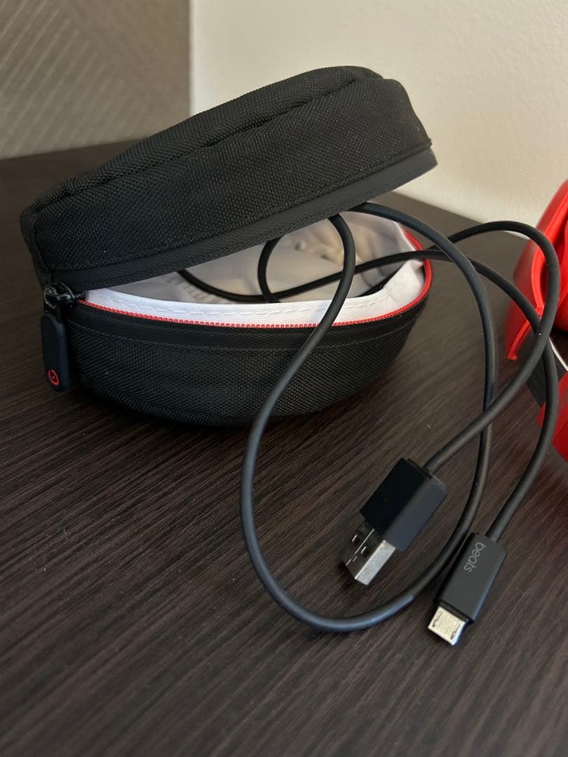 Beats Solo3ワイヤレスヘッドホン レッド