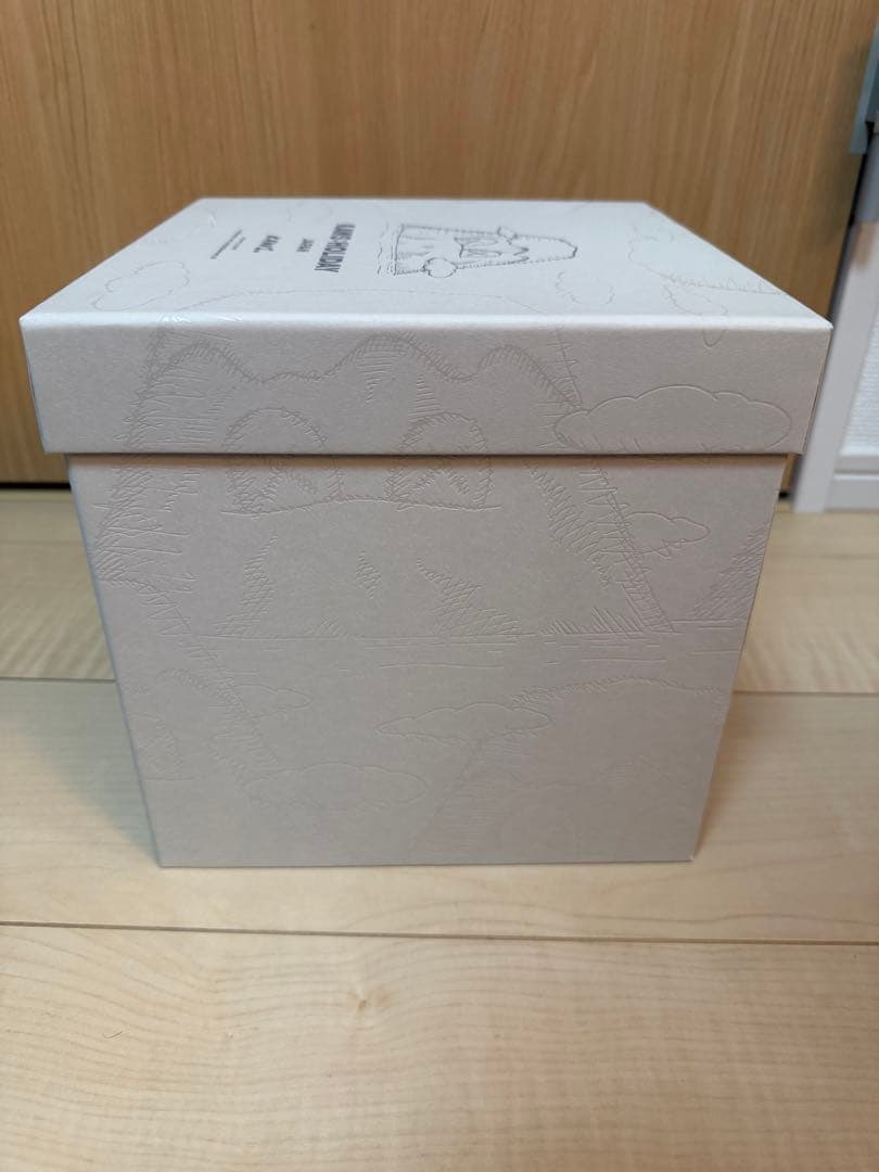 KAWS カウズ HOLIDAY JAPAN FUJI 富士山 グレー 箱入り